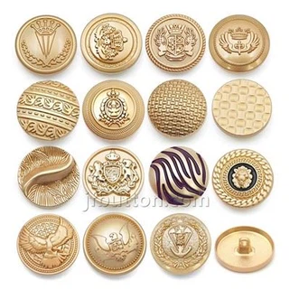 Мужской темно-синий блейзер с золотыми пуговицами